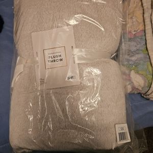 Plush throw blanket